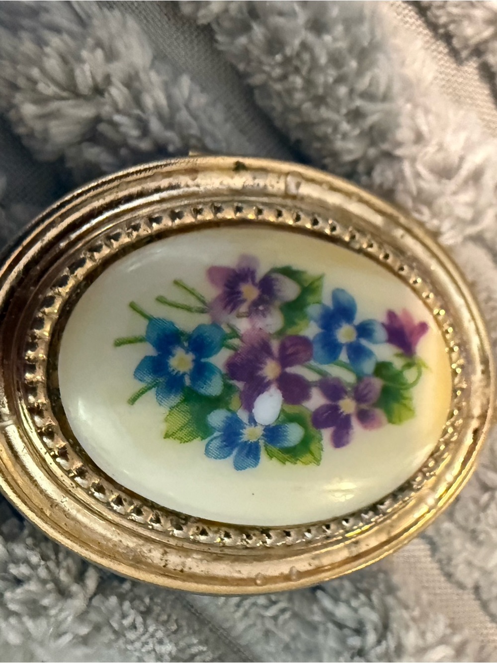 Vintage Avon Floral Oval Locket Necklace
